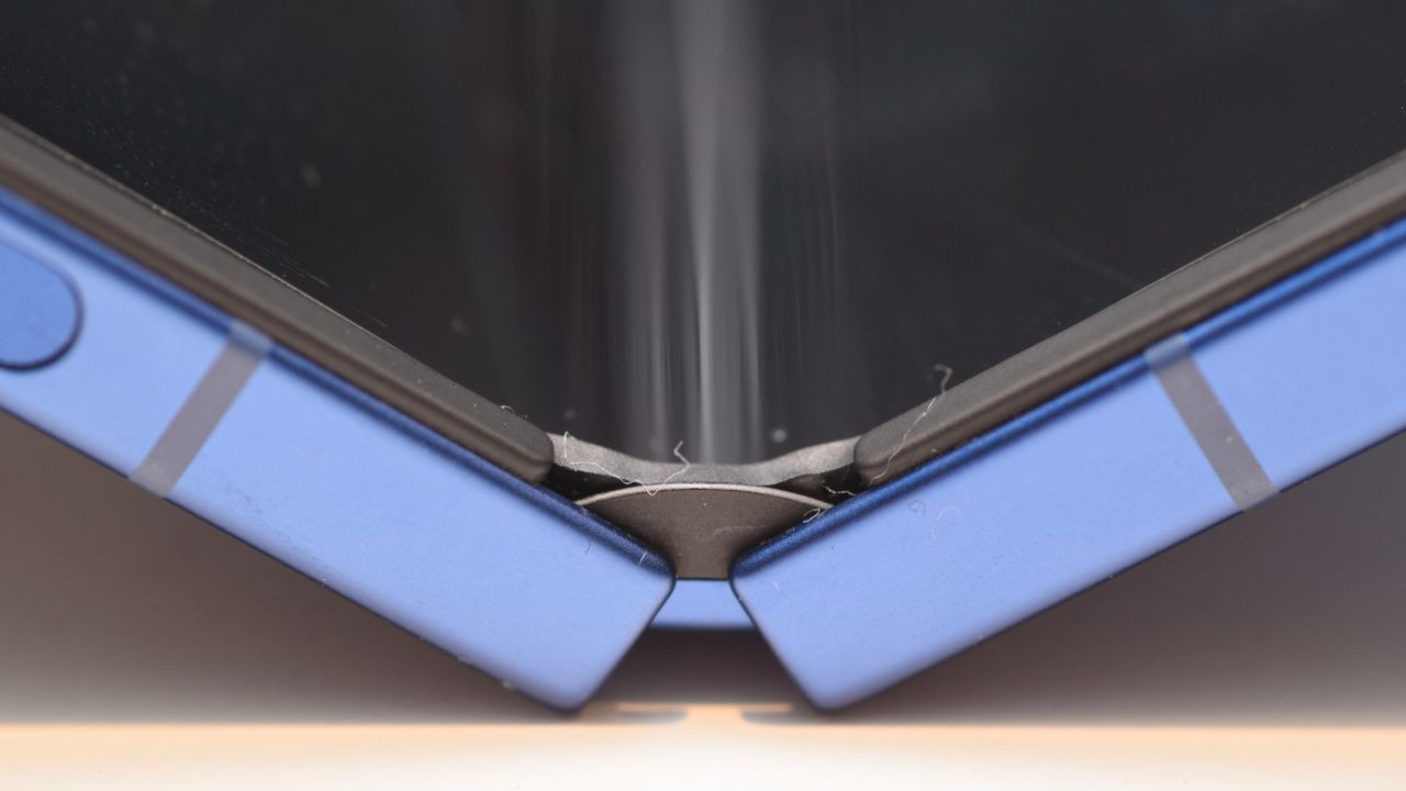  Watch the Samsung Galaxy Z Flip 7 go through a torturous durability test that I can't believe it survived 